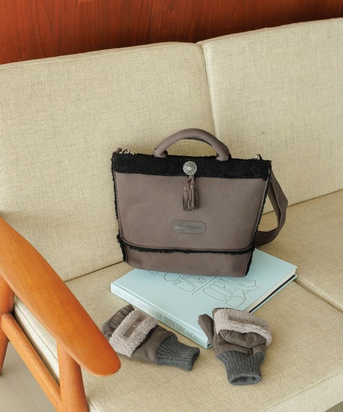 Minnetonka(ミネトンカ)の「【MINNETONKA(ミネトンカ)】別注ショルダートート(ショルダーバッグ・レディース・チャコール/キャメル・FREE)」の1枚目の写真