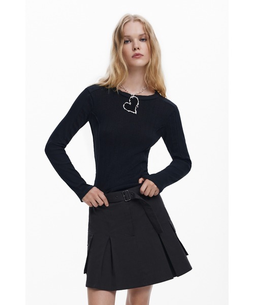 Desigual(デシグアル)の「立体切替 コンパクトカットソー(Tシャツ/カットソー・レディース・レッド/ホワイト/ブラック・XS/S/M/L/XL)」の8枚目の写真