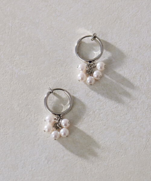ear PAPILLONNER（イアパピヨネ）の「粒パールフープイヤリング（イヤリング・レディース・シルバー/ゴールド・FREE）」の3枚目の写真