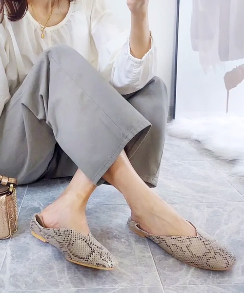 aquagarage（アクアガレージ）の「スクエアトゥフラットシューズ（パンプス・レディース・ブラック/アイボリー/グレー系その他/ブラック系その他2/ブラウン系その他2/グリーン系その他3/ベージュ系その他/ホワイト・23.0cm/23.5cm/24.0cm/24.5cm/22.5cm/22.0cm/25.0cm）」の5枚目の写真