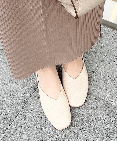 aquagarage（アクアガレージ）の「スクエアトゥフラットシューズ（パンプス・レディース・ブラック/アイボリー/グレー系その他/ブラック系その他2/ブラウン系その他2/グリーン系その他3/ベージュ系その他/ホワイト・23.0cm/23.5cm/24.0cm/24.5cm/22.5cm/22.0cm/25.0cm）」の7枚目の写真