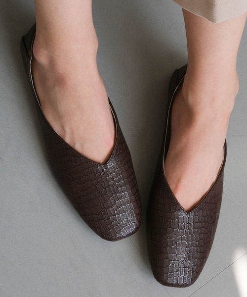 aquagarage（アクアガレージ）の「スクエアトゥフラットシューズ（パンプス・レディース・ブラック/アイボリー/グレー系その他/ブラック系その他2/ブラウン系その他2/グリーン系その他3/ベージュ系その他/ホワイト・23.0cm/23.5cm/24.0cm/24.5cm/22.5cm/22.0cm/25.0cm）」の6枚目の写真