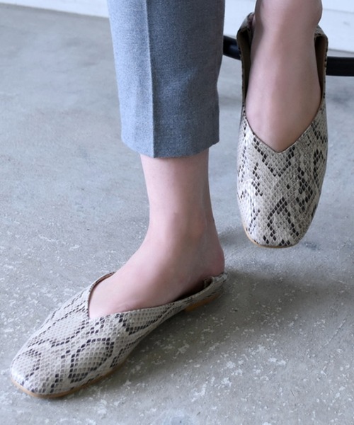 aquagarage（アクアガレージ）の「スクエアトゥフラットシューズ（パンプス・レディース・ブラック/アイボリー/グレー系その他/ブラック系その他2/ブラウン系その他2/グリーン系その他3/ベージュ系その他/ホワイト・23.0cm/23.5cm/24.0cm/24.5cm/22.5cm/22.0cm/25.0cm）」の12枚目の写真