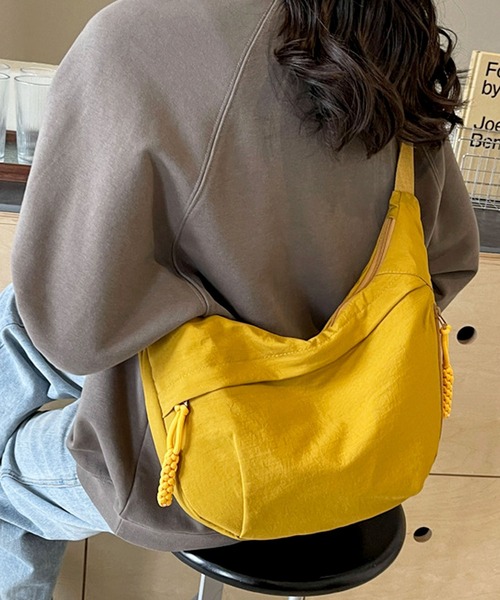 florist(フローリスト)の「【軽量型】ナイロン無地ハーフムーンショルダーバッグ(ショルダーバッグ・レディース・グリーン/ワインレッド/マスタード/オレンジ/オフホワイト/ブルー/グレー/ブラック・FREE)」の20枚目の写真