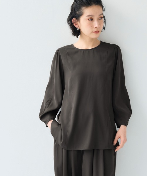 CROSS FUNCTION(クロスファンクション)の「《シワになりにくい》サマ美え バックサテンツイルパフブラウス【CF/クロスファンクション】(シャツ/ブラウス・レディース・ライトグレー/チャコールグレー・M/LL/L)」の2枚目の写真
