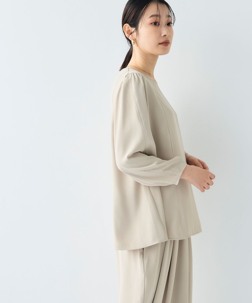 CROSS FUNCTION(クロスファンクション)の「《シワになりにくい》サマ美え バックサテンツイルパフブラウス【CF/クロスファンクション】(シャツ/ブラウス・レディース・ライトグレー/チャコールグレー・M/LL/L)」の5枚目の写真