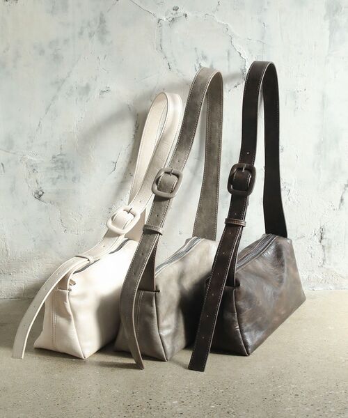 Green　Parks（グリーンパークス）の「andmikka.ヴィンテージ風ベルトショルダー（ショルダーバッグ・レディース・グレー/アイボリー/ダークブラウン・FREE）」の4枚目の写真