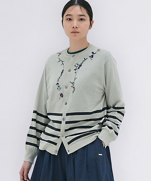 SUPER HAKKA（スーパーハッカ）の「ハイツイストコットン　ワイルドフラワーライン刺繍ニットカーディガン（カーディガン/ボレロ・レディース・ライトグレー/キャメル/ネイビー・FREE）」の2枚目の写真