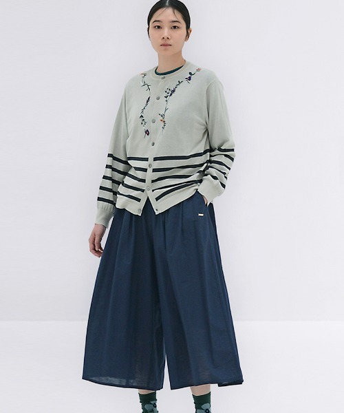 SUPER HAKKA（スーパーハッカ）の「ハイツイストコットン　ワイルドフラワーライン刺繍ニットカーディガン（カーディガン/ボレロ・レディース・ライトグレー/キャメル/ネイビー・FREE）」の4枚目の写真