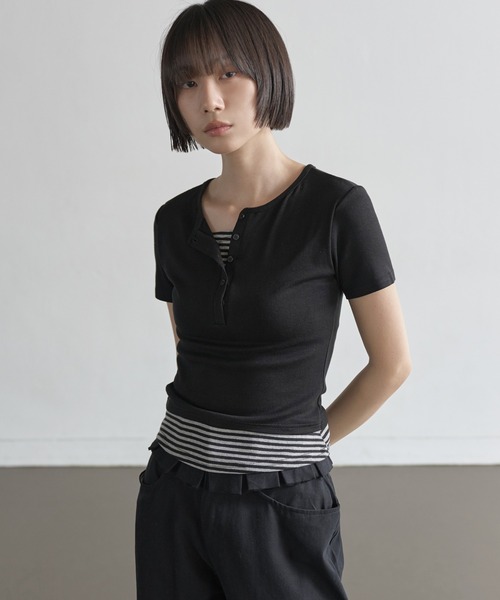 UNE MANSION(ユヌマンション)の「ヘンリーネックバイカラーストライプレイヤードTシャツ(Tシャツ/カットソー・レディース・ブラック/チャコールグレー・FREE)」の4枚目の写真