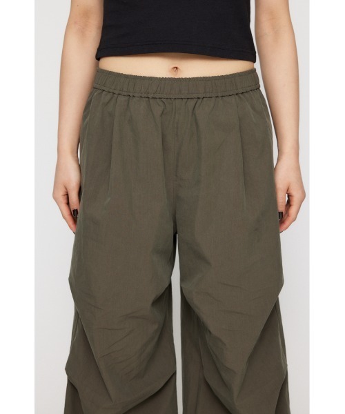 LAGUA GEM(ラグアジェム)の「EASY PARACHUTE パンツ(その他パンツ・レディース・アイボリー/カーキ/グレー・SMALL/MEDIUM)」の13枚目の写真