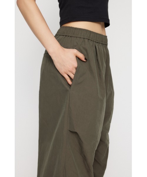 LAGUA GEM(ラグアジェム)の「EASY PARACHUTE パンツ(その他パンツ・レディース・アイボリー/カーキ/グレー・SMALL/MEDIUM)」の15枚目の写真