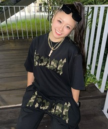 ATMARK（アットマーク）の「《2サイズ展開　/　UNISEX　》サガラ刺繍オールドイングリッシュロゴTee（Tシャツ/カットソー）」