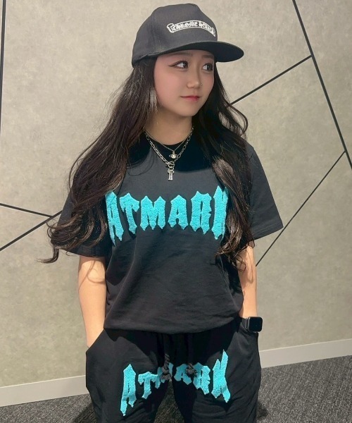 ATMARK(アットマーク)の「《2サイズ展開 / UNISEX 》オールドイングリッシュロゴTee サガラ刺繍 ラインストーン セットアップ可能(Tシャツ/カットソー・レディース・ブルー系その他/ピンク/チャコールグレー/ターコイズブルー/カーキ/ピンク系/ブルー系/シルバー系・MEDIUM/LARGE/L/M)」の12枚目の写真