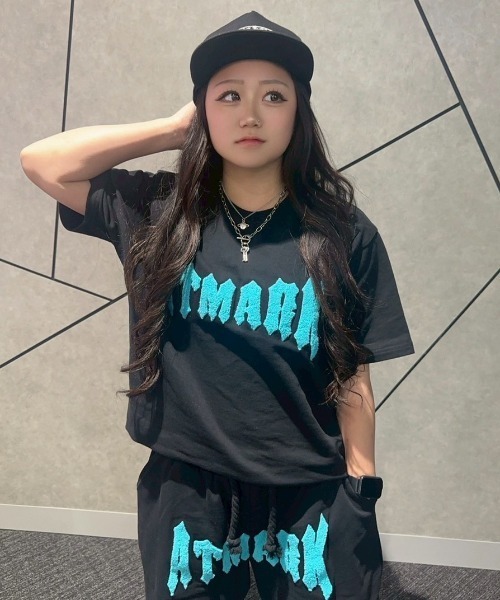 ATMARK(アットマーク)の「《2サイズ展開 / UNISEX 》オールドイングリッシュロゴTee サガラ刺繍 ラインストーン セットアップ可能(Tシャツ/カットソー・レディース・ブルー系その他/ピンク/チャコールグレー/ターコイズブルー/カーキ/ピンク系/ブルー系/シルバー系・MEDIUM/LARGE/L/M)」の11枚目の写真