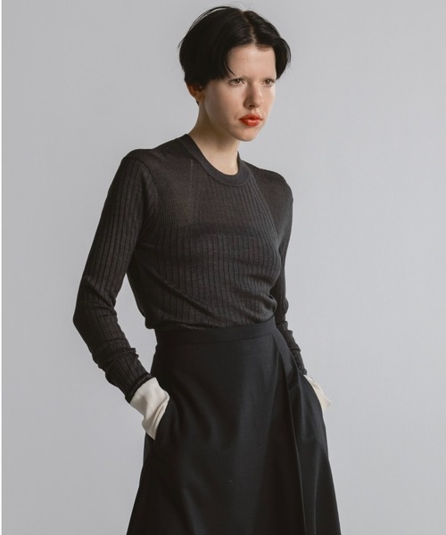 CINOH（チノ）の「SILK CREW NECK TIGHT KNIT（ニット/セーター・レディース・チャコールグレー/ネイビー/ライトグレー・38）」の10枚目の写真