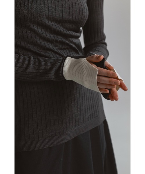 CINOH（チノ）の「SILK CREW NECK TIGHT KNIT（ニット/セーター・レディース・チャコールグレー/ネイビー/ライトグレー・38）」の12枚目の写真