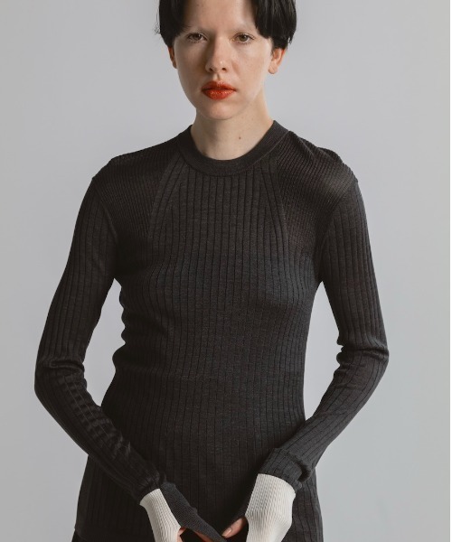 CINOH（チノ）の「SILK CREW NECK TIGHT KNIT（ニット/セーター・レディース・チャコールグレー/ネイビー/ライトグレー・38）」の14枚目の写真