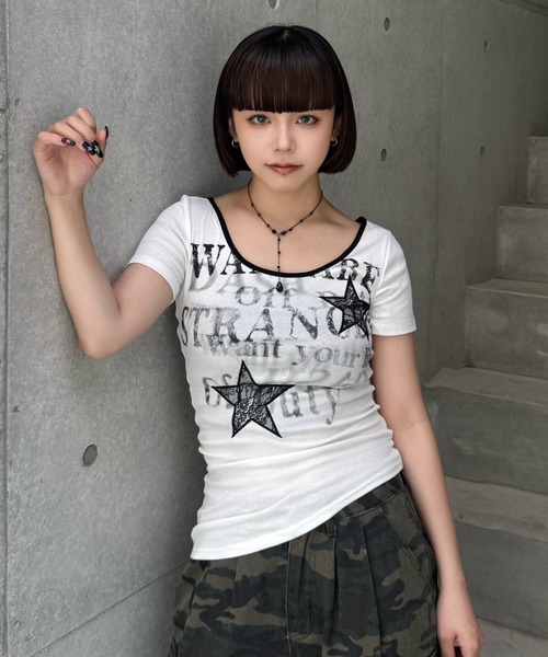 ZIPPER CLUB（ZIPPER CLUB ジッパークラブ）の「asymmetry rock print Tshirt（Tシャツ/カットソー・レディース・ブラック/ホワイト・SMALL/LARGE/MEDIUM）」の5枚目の写真