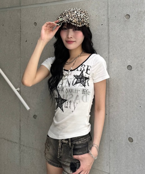 ZIPPER CLUB（ZIPPER CLUB ジッパークラブ）の「asymmetry rock print Tshirt（Tシャツ/カットソー・レディース・ブラック/ホワイト・SMALL/LARGE/MEDIUM）」の3枚目の写真