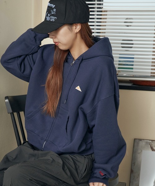 KELTY(ケルティ)の「KELTY/ケルティ ミニロゴクロップドジップパーカー ワンポイント(パーカー・レディース・ホワイト/ブラック/ヘザーグレー/ベージュ/ネイビー・FREE)」の5枚目の写真