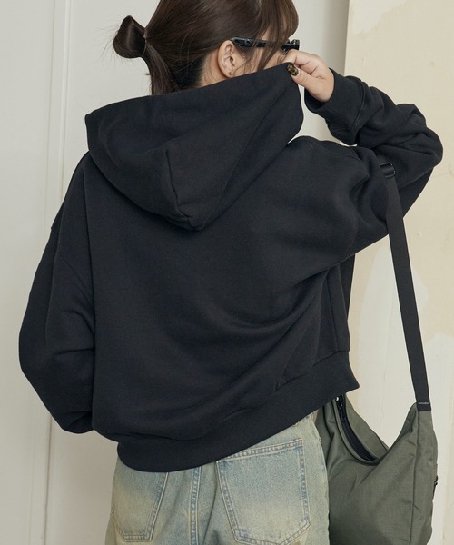 KELTY(ケルティ)の「KELTY/ケルティ ミニロゴクロップドジップパーカー ワンポイント(パーカー・レディース・ホワイト/ブラック/ヘザーグレー/ベージュ/ネイビー・FREE)」の2枚目の写真