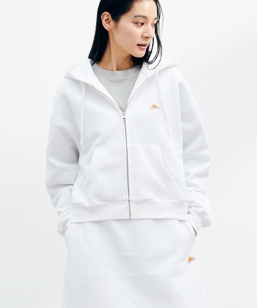 KELTY(ケルティ)の「KELTY/ケルティ ミニロゴクロップドジップパーカー ワンポイント(パーカー・レディース・ホワイト/ブラック/ヘザーグレー/ベージュ/ネイビー・FREE)」の9枚目の写真