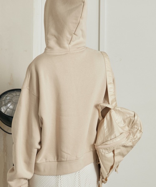 KELTY(ケルティ)の「KELTY/ケルティ ミニロゴクロップドジップパーカー ワンポイント(パーカー・レディース・ホワイト/ブラック/ヘザーグレー/ベージュ/ネイビー・FREE)」の17枚目の写真
