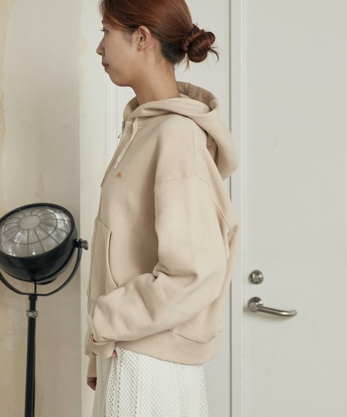 KELTY(ケルティ)の「KELTY/ケルティ ミニロゴクロップドジップパーカー ワンポイント(パーカー・レディース・ホワイト/ブラック/ヘザーグレー/ベージュ/ネイビー・FREE)」の15枚目の写真