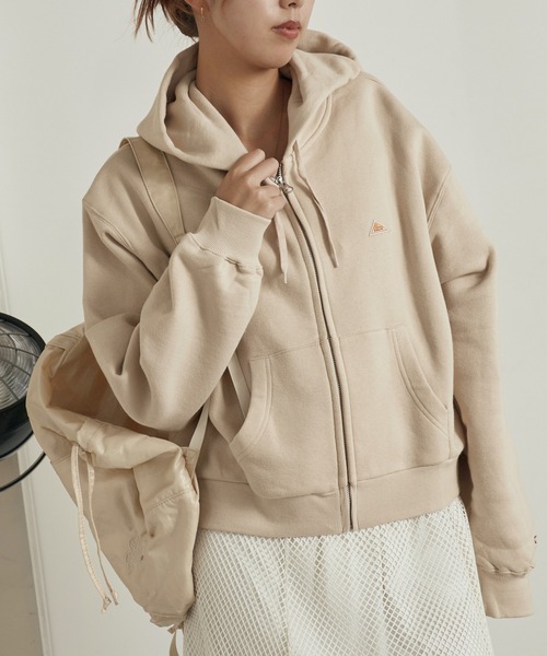 KELTY(ケルティ)の「KELTY/ケルティ ミニロゴクロップドジップパーカー ワンポイント(パーカー・レディース・ホワイト/ブラック/ヘザーグレー/ベージュ/ネイビー・FREE)」の14枚目の写真