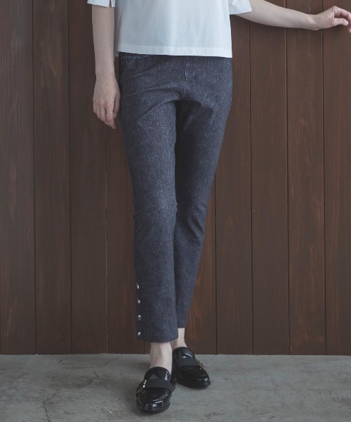 STUDIO PICONE(スタジオピッコーネ)の「デニム風プリントボタンデザインパンツ(その他パンツ・レディース・ブラック/ネイビー/ブルー/キャメル・LL/L/M/S)」の1枚目の写真