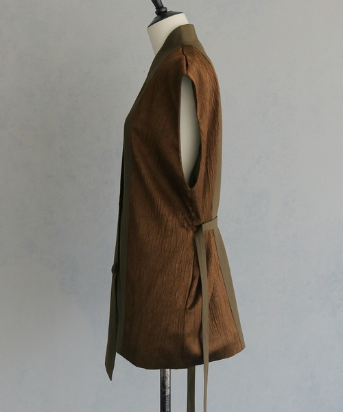 &g'aime（アンジェム）の「【&g'aime】アシメサテンMIXベスト　Asymmetric Satin-Panel Vest（ベスト・レディース・ブラック/ブラウン・FREE）」の5枚目の写真
