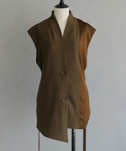 &g'aime（アンジェム）の「【&g'aime】アシメサテンMIXベスト　Asymmetric Satin-Panel Vest（ベスト・レディース・ブラック/ブラウン・FREE）」の4枚目の写真