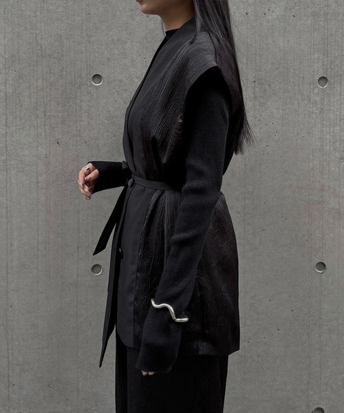 &g'aime（アンジェム）の「【&g'aime】アシメサテンMIXベスト　Asymmetric Satin-Panel Vest（ベスト・レディース・ブラック/ブラウン・FREE）」の17枚目の写真