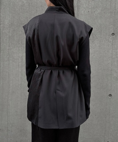 &g'aime（アンジェム）の「【&g'aime】アシメサテンMIXベスト　Asymmetric Satin-Panel Vest（ベスト・レディース・ブラック/ブラウン・FREE）」の18枚目の写真