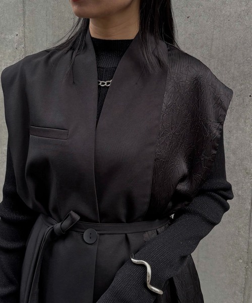 &g'aime（アンジェム）の「【&g'aime】アシメサテンMIXベスト　Asymmetric Satin-Panel Vest（ベスト・レディース・ブラック/ブラウン・FREE）」の20枚目の写真