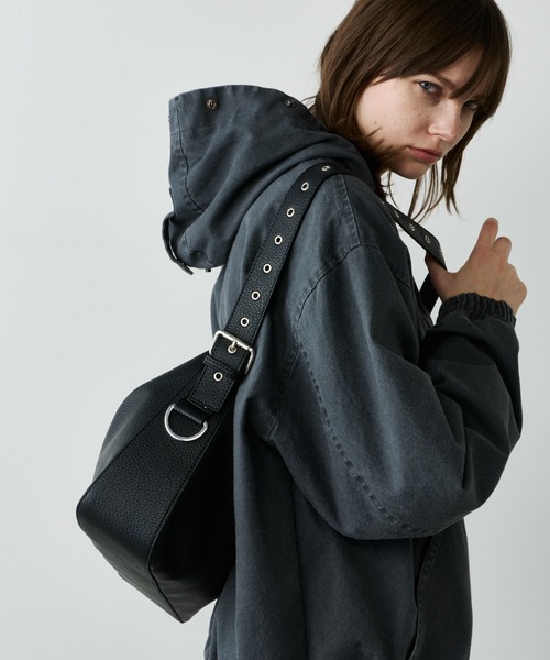 AFF AIVER(エイエフエフアイバー)の「AFF AIVER フェイクレザーダーツワンショルダー(ショルダーバッグ・メンズ・ブラック/チャコールグレー・FREE)」の14枚目の写真