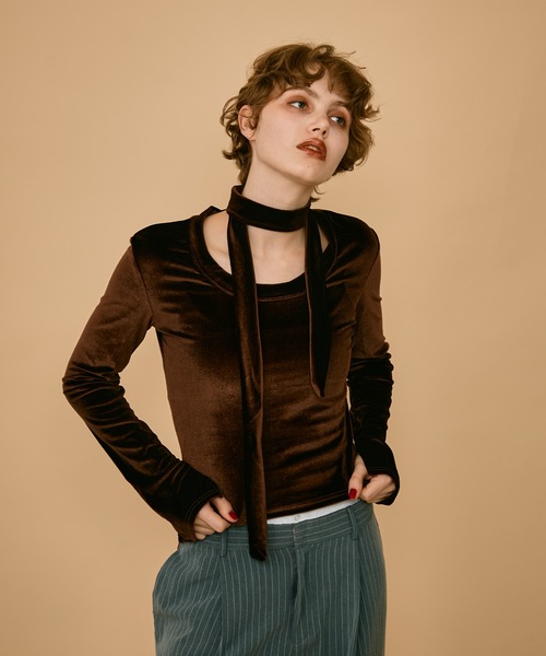 uyu.(ウユ)の「チョーカー付きベロアトップス(Tシャツ/カットソー・レディース・レッド/ブラック/ブラウン・FREE)」の9枚目の写真