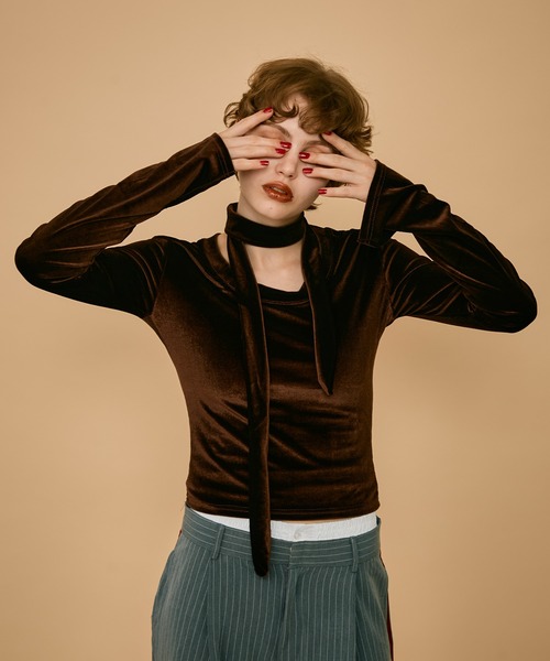 uyu.(ウユ)の「チョーカー付きベロアトップス(Tシャツ/カットソー・レディース・レッド/ブラック/ブラウン・FREE)」の11枚目の写真