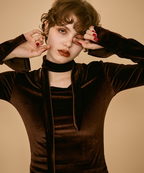 uyu.(ウユ)の「チョーカー付きベロアトップス(Tシャツ/カットソー・レディース・レッド/ブラック/ブラウン・FREE)」の12枚目の写真