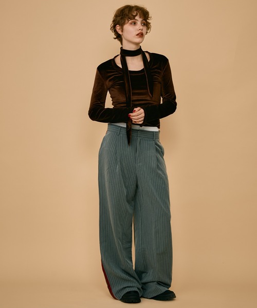 uyu.(ウユ)の「チョーカー付きベロアトップス(Tシャツ/カットソー・レディース・レッド/ブラック/ブラウン・FREE)」の14枚目の写真