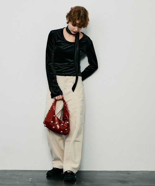 uyu.(ウユ)の「チョーカー付きベロアトップス(Tシャツ/カットソー・レディース・レッド/ブラック/ブラウン・FREE)」の5枚目の写真