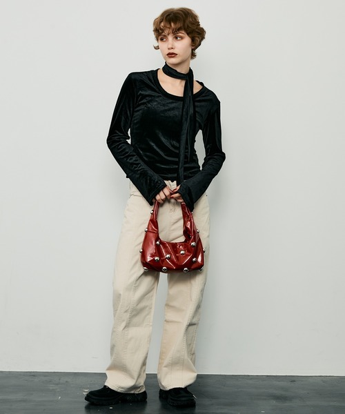 uyu.(ウユ)の「チョーカー付きベロアトップス(Tシャツ/カットソー・レディース・レッド/ブラック/ブラウン・FREE)」の7枚目の写真