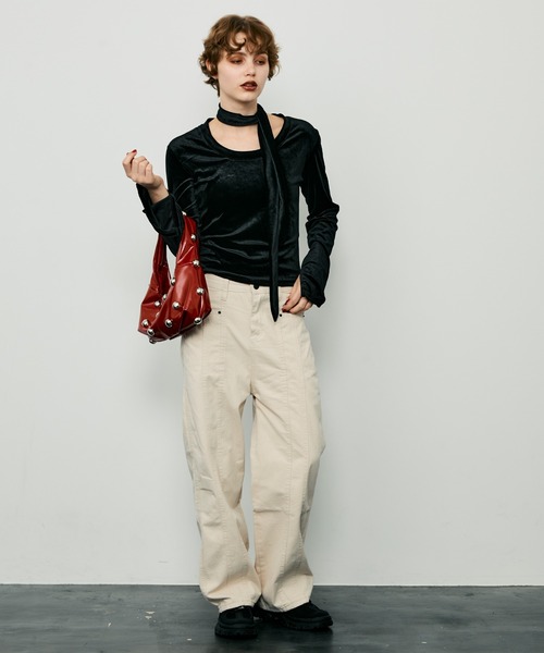 uyu.(ウユ)の「チョーカー付きベロアトップス(Tシャツ/カットソー・レディース・レッド/ブラック/ブラウン・FREE)」の8枚目の写真