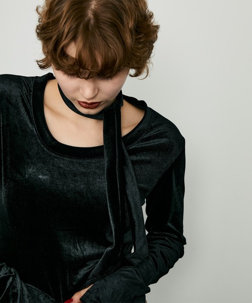 uyu.(ウユ)の「チョーカー付きベロアトップス(Tシャツ/カットソー・レディース・レッド/ブラック/ブラウン・FREE)」の4枚目の写真