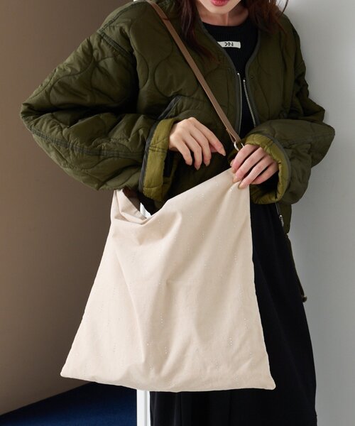 Kastane（カスタネ）の「【A4サイズ/一部店舗限定】ビジュースエードショルダーBAG（ショルダーバッグ・レディース・ブラック/アイボリー/ブラウン・FREE）」の2枚目の写真