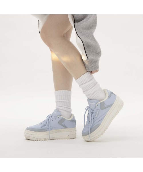Reebok(リーボック)の「クラブシー エクストラ / CLUB C EXTRA(スニーカー・レディース・ライトブルー/ピンク・22.5cm/23.0cm/23.5cm/24.5cm/24.0cm/25.0cm/25.5cm)」の4枚目の写真