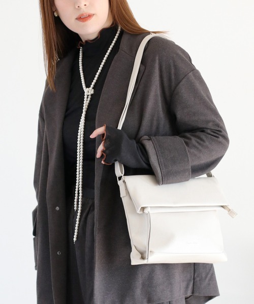 Legato Largo（レガートラルゴ）の「【Legato Largo】洗えるかばん フェイクレザークチオレショルダーバッグ〈ユニセックス〉（ショルダーバッグ・レディース・ダークブラウン/ブラック/アイボリー・FREE）」の2枚目の写真