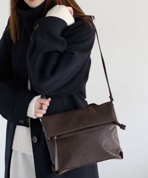 Legato Largo（レガートラルゴ）の「【Legato Largo】洗えるかばん フェイクレザークチオレショルダーバッグ〈ユニセックス〉（ショルダーバッグ・レディース・ダークブラウン/ブラック/アイボリー・FREE）」の4枚目の写真