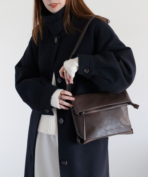 Legato Largo（レガートラルゴ）の「【Legato Largo】洗えるかばん フェイクレザークチオレショルダーバッグ〈ユニセックス〉（ショルダーバッグ・レディース・ダークブラウン/ブラック/アイボリー・FREE）」の5枚目の写真